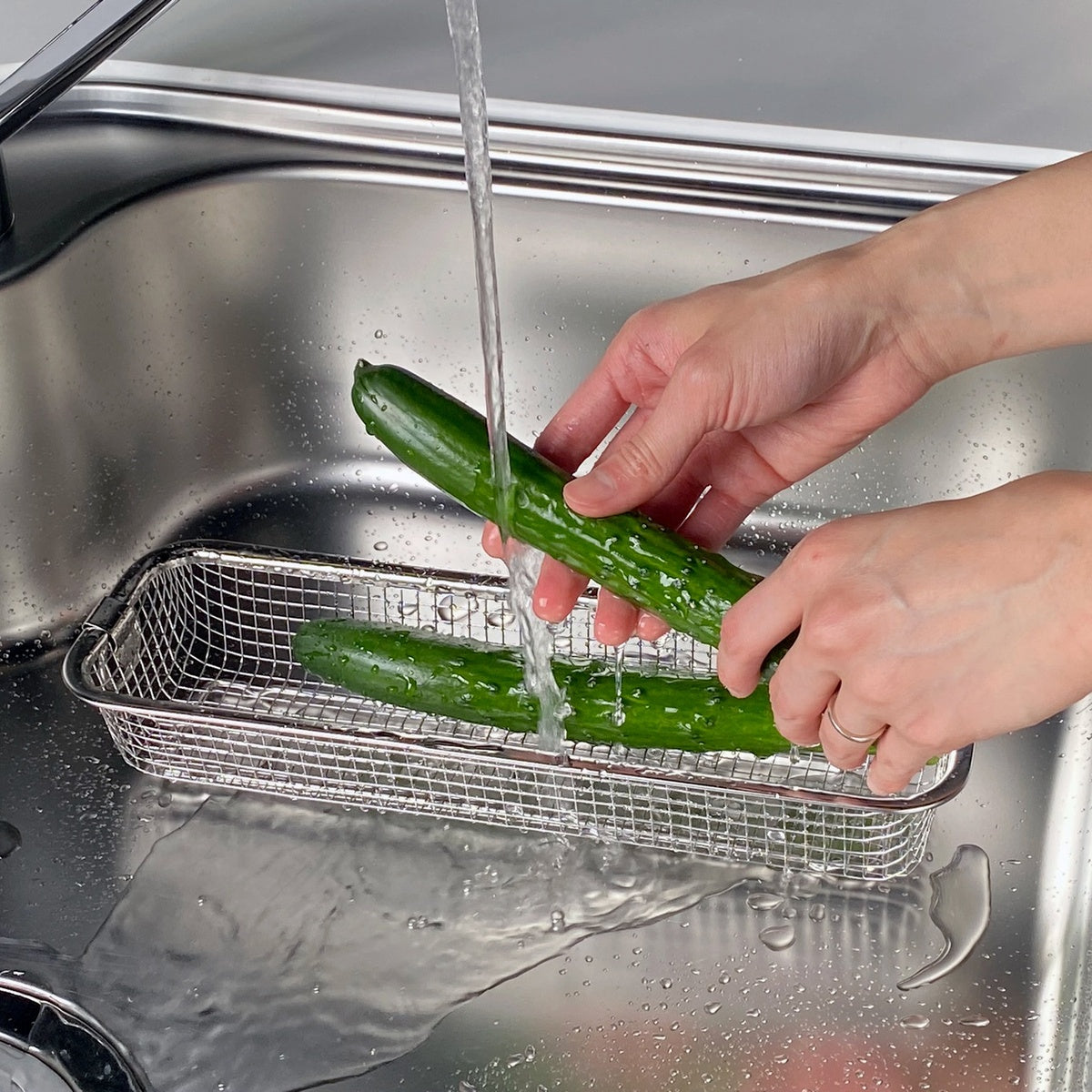【細長い野菜もスムーズに】きゅうりやアスパラガスなど、長めの野菜の水切りにも便利にお使いいただけます。