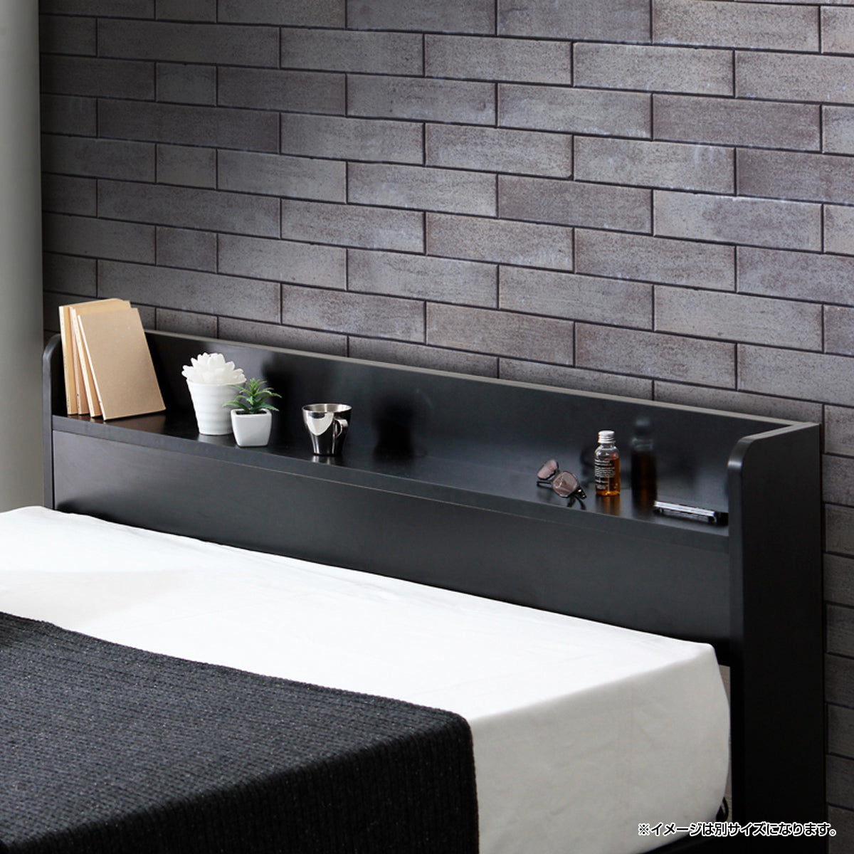 【枕元の「あったらいいな」を】
スマホやメガネ、読みかけの本やアロマディフューザーまで、枕元に欲しいものをまとめて置ける奥行き約12.5cmの便利な棚が、快適なベッドタイムをサポートします。