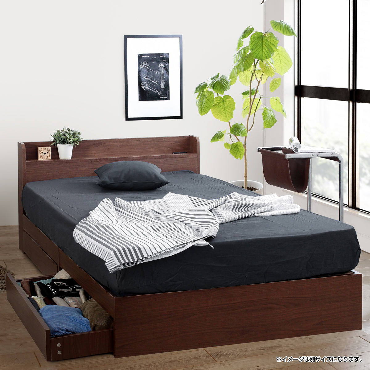 【収納力で叶える整った暮らし】
深みのある木目が美しいウォールナットは、寝室を落ち着いた雰囲気へと導き、2杯の引き出しが散らかりがちなリネン類をまるごと隠して、生活感をオフにしてくれます。