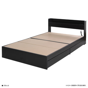 【モダンを極めるクールな一台】
光の加減で様々な表情を見せるブラックは、寝室をホテルライクでモダンな空間に変え、ヘッドボードの2口コンセントで就寝前のスマホ時間も快適にサポートします。