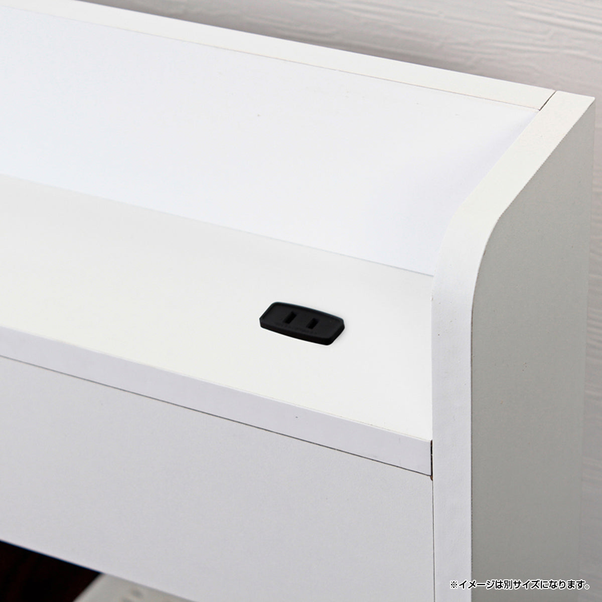 【スマートな充電機能】ヘッドボードの左右には1口コンセントを完備。寝る前のスマホ充電もこれで安心です。