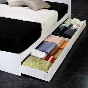 【大容量の引き出し収納】ベッド下には衣類やリネン類をたっぷりしまえる、キャスター付きの便利な引き出しが2杯備わっています。