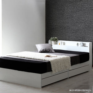 【ミニマルで美しい空間】洗練されたホワイトのベッドが、どんなインテリアにも馴染むシンプルモダンな寝室を演出します。