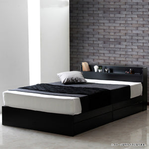 【シックな大人の寝室】落ち着いたブラックが、空間全体を引き締め、都会的で洗練されたプライベート空間を創り出します。