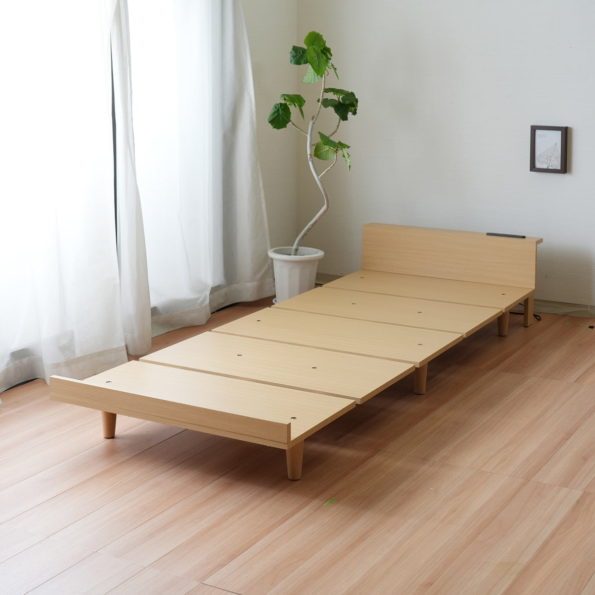 【洗練されたデザイン】お部屋に溶け込む、ミニマルで美しい木目調のベッドフレームです。
