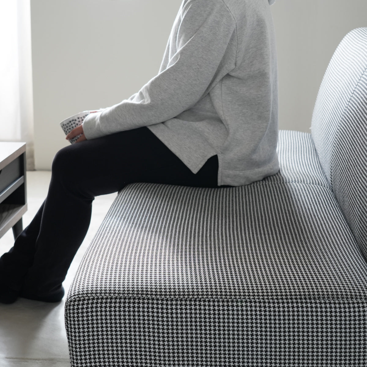【ゆったり座れる座面】奥行きのある広々とした座面で、リラックスした姿勢でお過ごしいただけます。