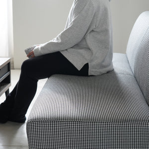 【ゆったり座れる座面】奥行きのある広々とした座面で、リラックスした姿勢でお過ごしいただけます。