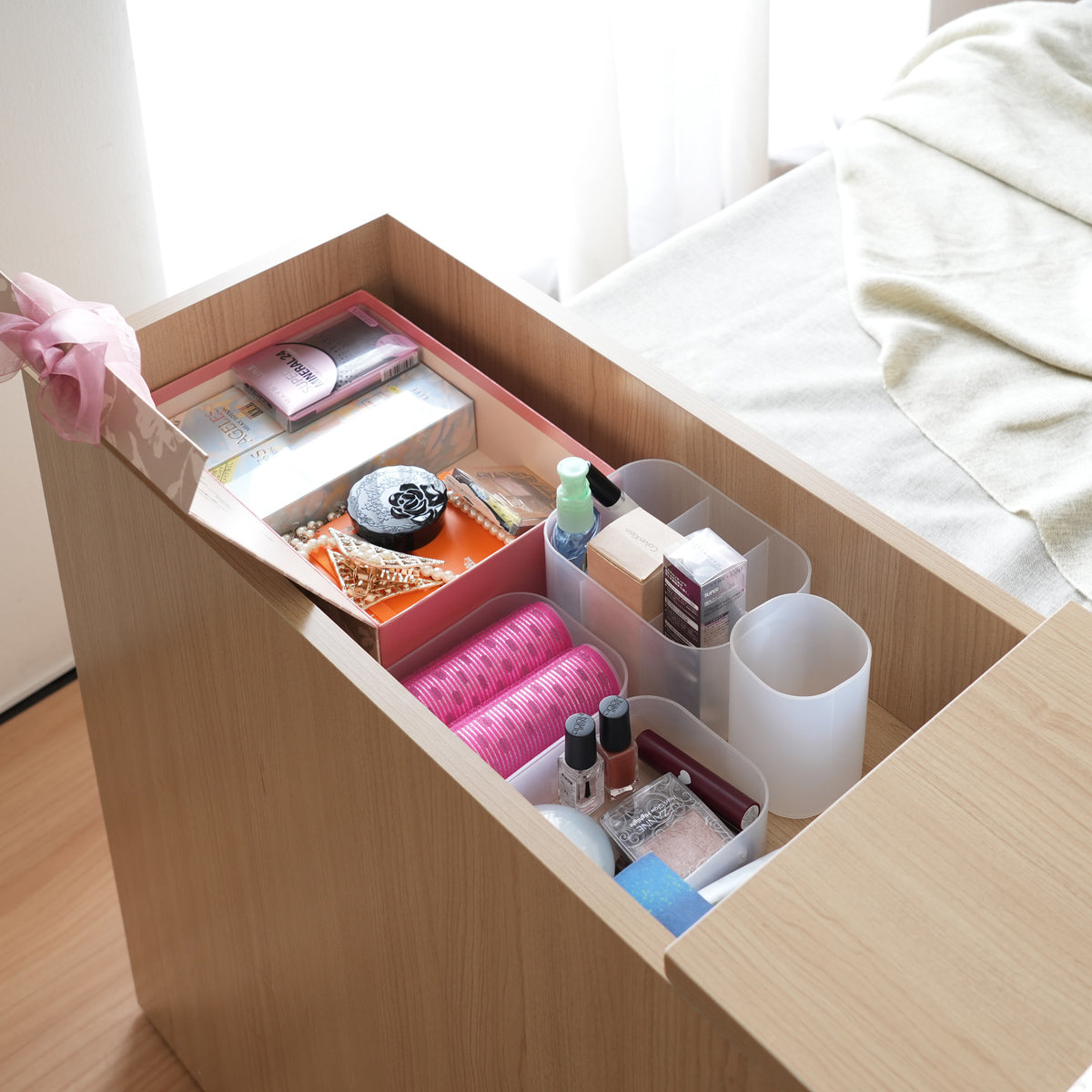 【隠せるコスメ収納】深さのある上部収納には、メイク用品やアクセサリーを美しく整理して隠せます。