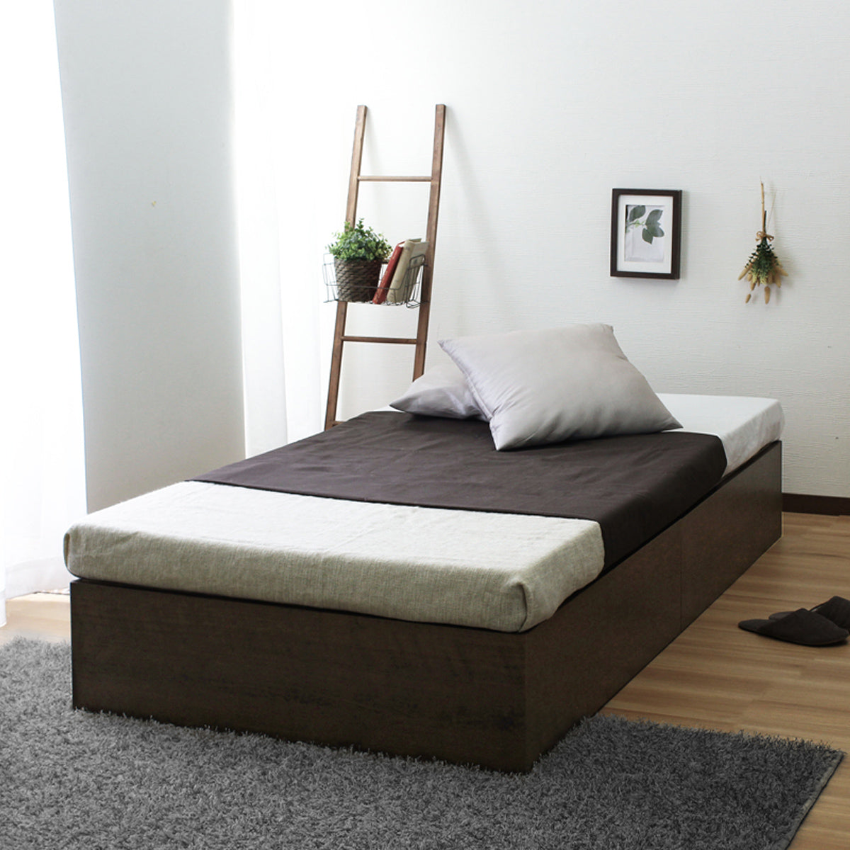 【どんな空間にもフィット】温かみのある木目調が、お部屋に心地よい安らぎをもたらします。
