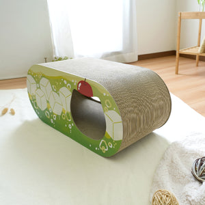 【愛猫のお気に入りスペース】広々とした天面で爪とぎも、トンネル内でくつろぐこともできる多機能スクラッチャーです。