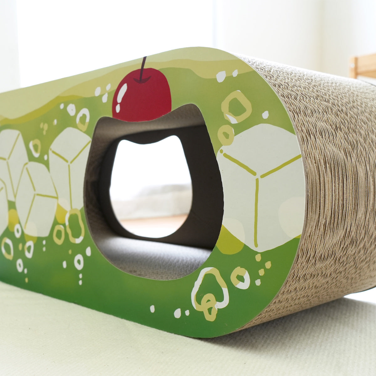 【隠れ家のような安心感】猫ちゃんが体をすっぽり隠せるトンネルは、プライベートな休憩スペースにぴったりです。