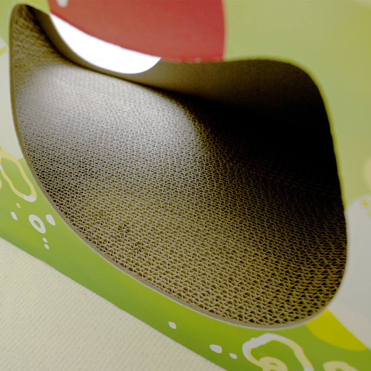 【内側も爪とぎ可能】トンネルの内側も爪とぎ素材なので、全身を使ってガリガリとストレス発散できます。