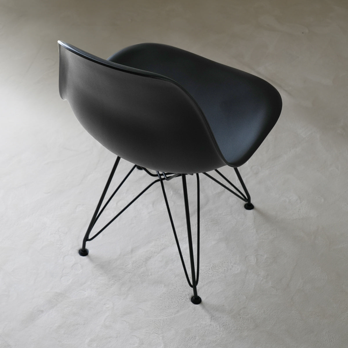 【コンパクトで省スペース】場所を選ばないスマートなデザインは、限られたスペースにもすっきりと収まります。