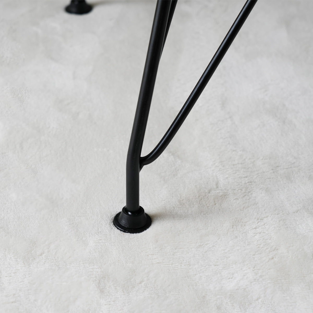 【床への配慮も万全】脚の先端には滑り止めと床への傷つきを防ぐプロテクターが付いており、フローリングでも安心です。