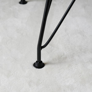 【床への配慮も万全】脚の先端には滑り止めと床への傷つきを防ぐプロテクターが付いており、フローリングでも安心です。