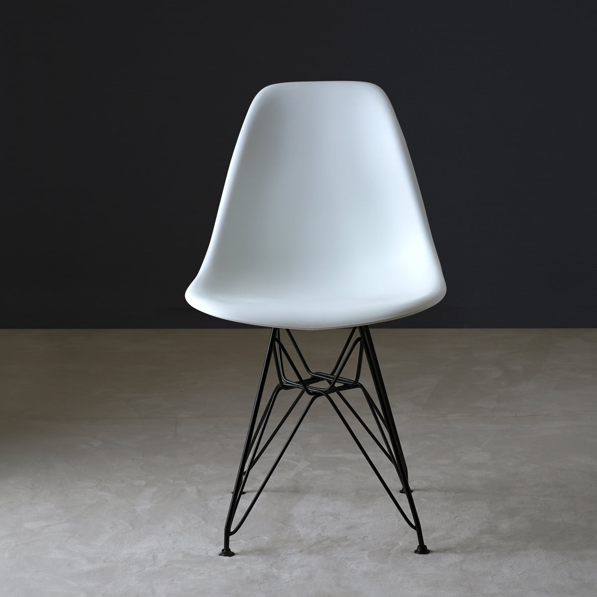 【空間を彩るデザイン】ミッドセンチュリーデザインを現代に蘇らせた、優美な曲線と洗練されたフォルムが魅力のチェアです。