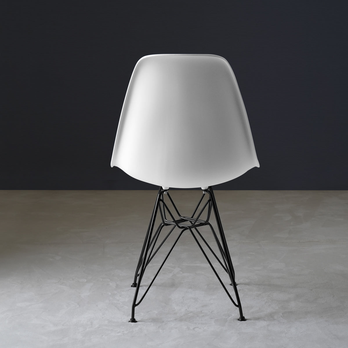 【どこから見ても美しい】後ろ姿まで計算されたデザインは、空間の中心に置いても絵になる存在感を放ちます。