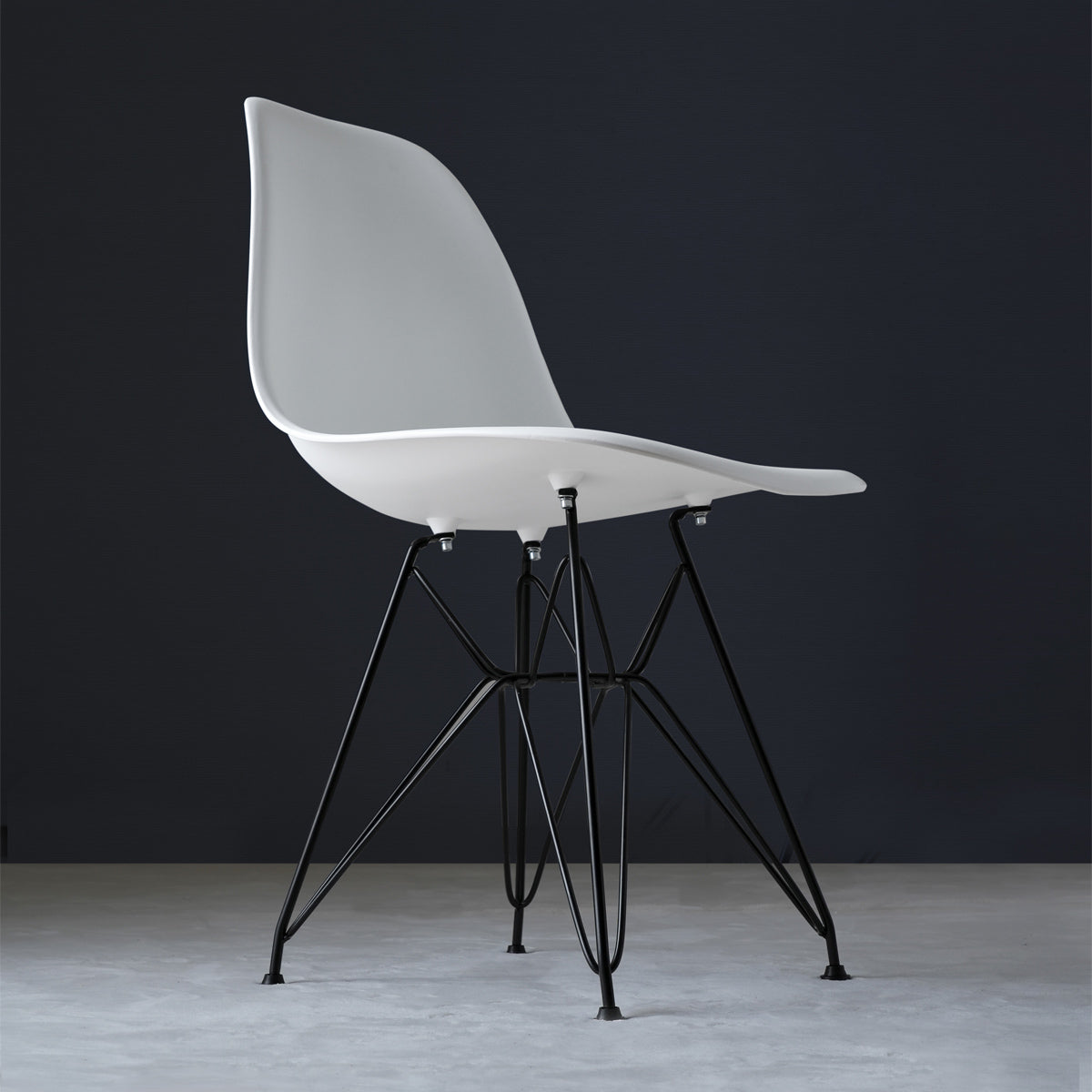 【安定感を支える脚部】繊細に見えるブラックのスチールフレームは、高い強度と安定性を兼ね備え、安心してお使いいただけます。