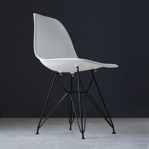 【安定感を支える脚部】繊細に見えるブラックのスチールフレームは、高い強度と安定性を兼ね備え、安心してお使いいただけます。