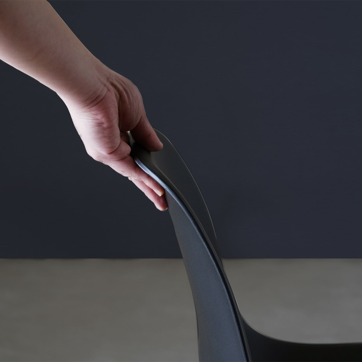 【しなやかで丈夫な座面】ポリプロピレン製のシートは適度な弾力性があり、軽量で耐久性にも優れています。