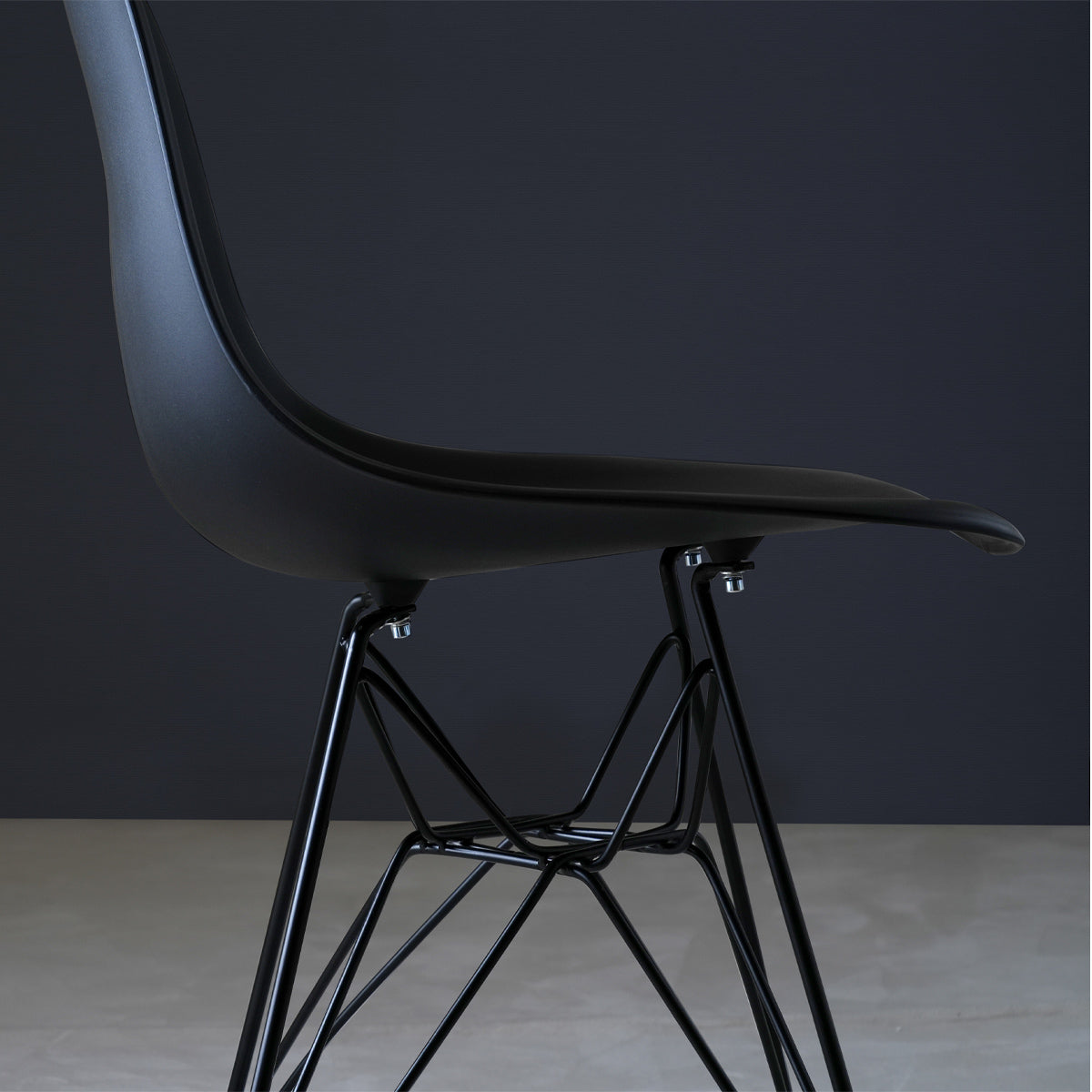 【美しいスチールフレーム】粉体塗装が施されたブラックのスチール脚は、マットな質感で傷にも強く、長くご愛用いただけます。