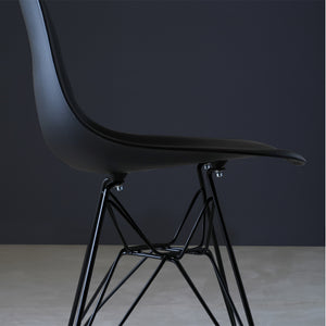 【美しいスチールフレーム】粉体塗装が施されたブラックのスチール脚は、マットな質感で傷にも強く、長くご愛用いただけます。