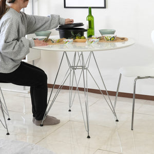 【楽しい食卓を囲んで】直径100cmの広々とした天板で、ご家族や友人と囲む食事がより一層豊かな時間になります。