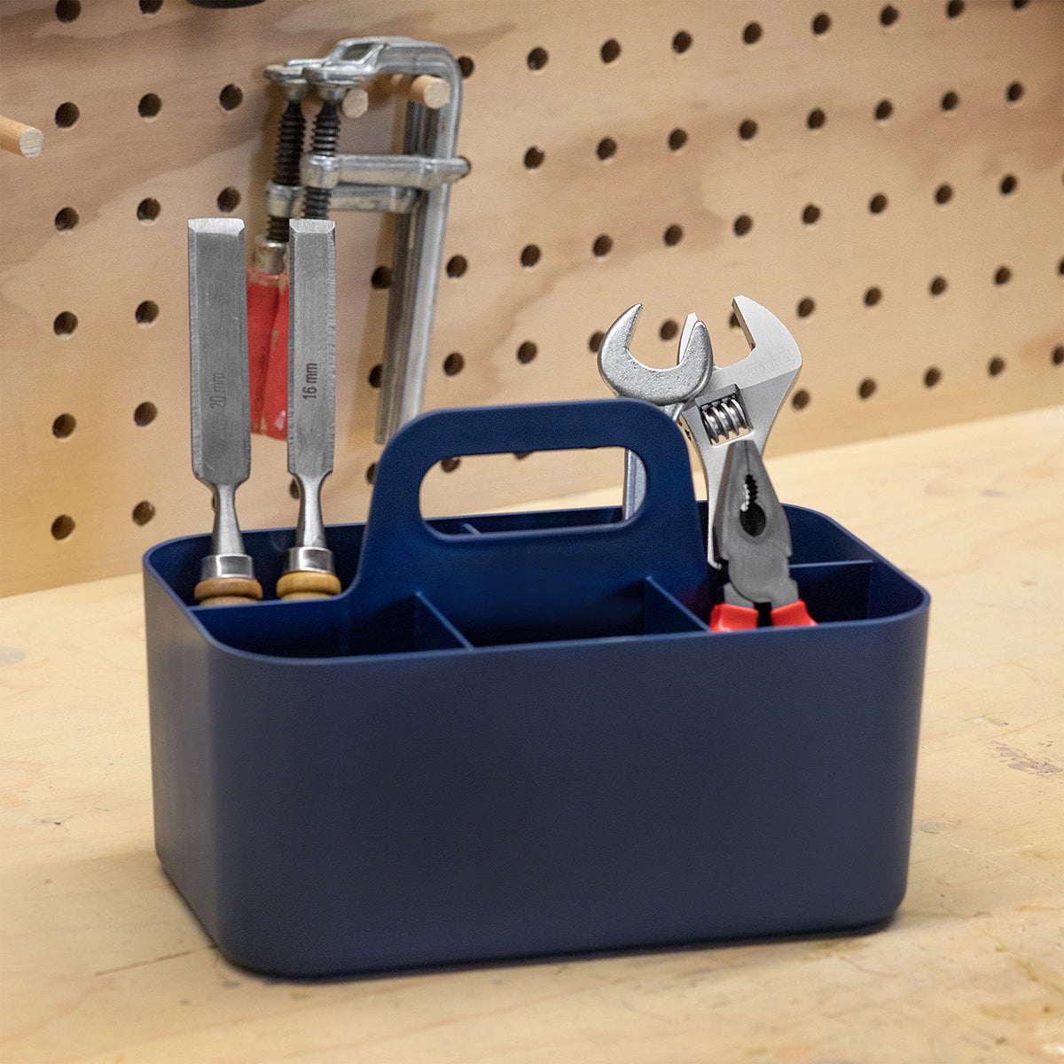 【DIYや趣味の相棒に】こだわりの工具やDIY用品をまとめて収納し、持ち運びも簡単なこのツールボックスは、あなたのクリエイティブな時間をより快適でスタイリッシュに演出します。