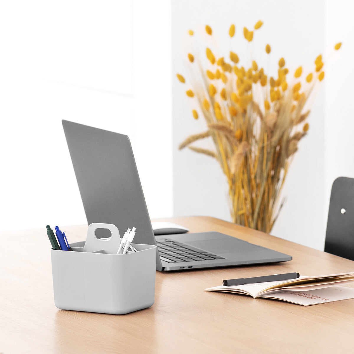 【デスク周りをすっきりと】必要な文房具をまとめて収納し、作業効率もアップします。