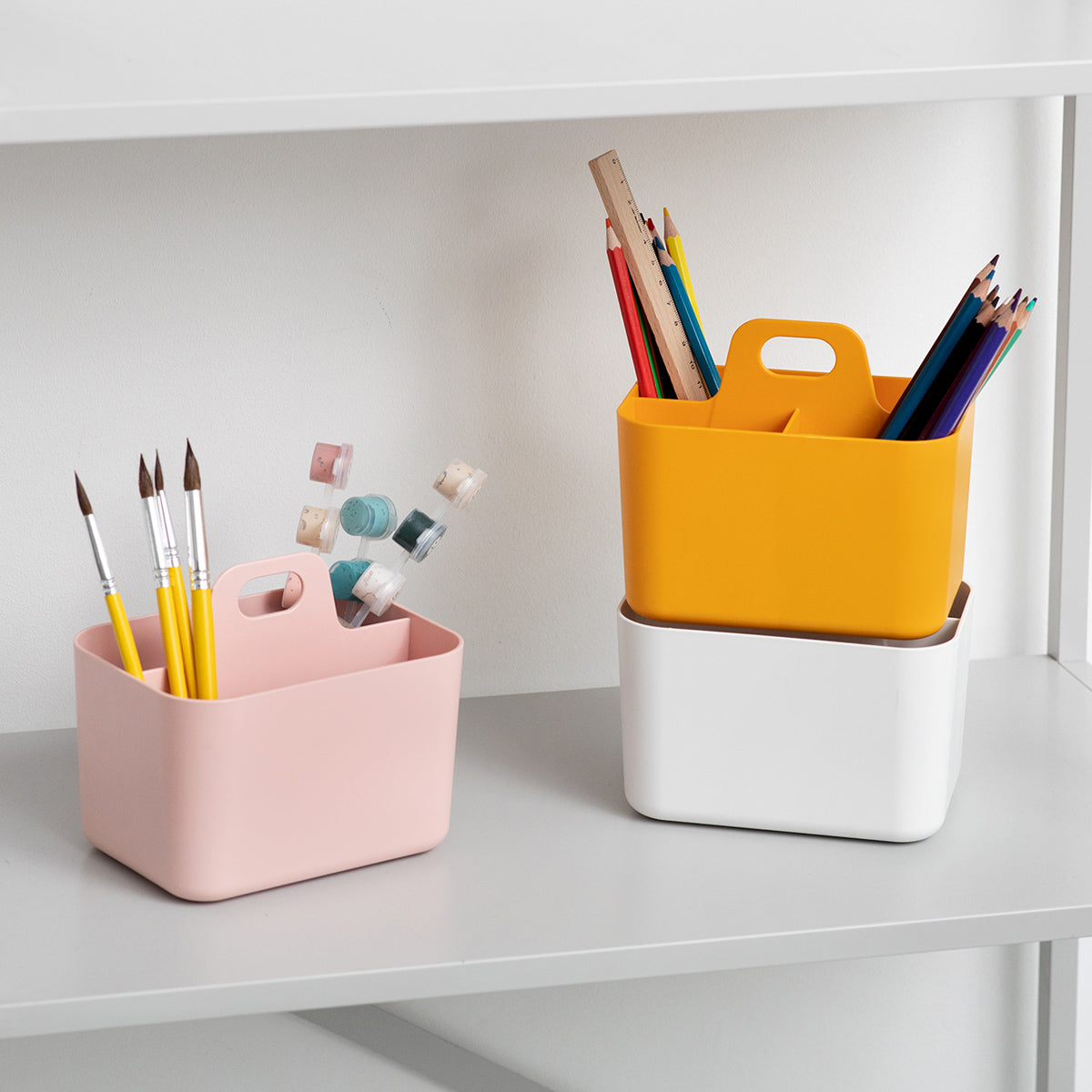 【クリエイティブな時間を彩る】絵の具や画材を分類して収納し、創作意欲を刺激します。