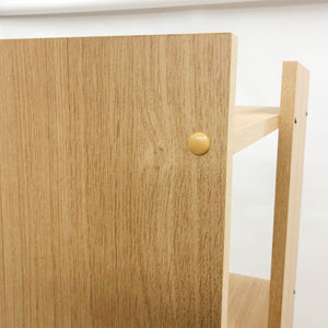 【隠れた美意識】ビス穴を隠すキャップが、全体のデザインの調和を保ち、すっきりとした印象に。