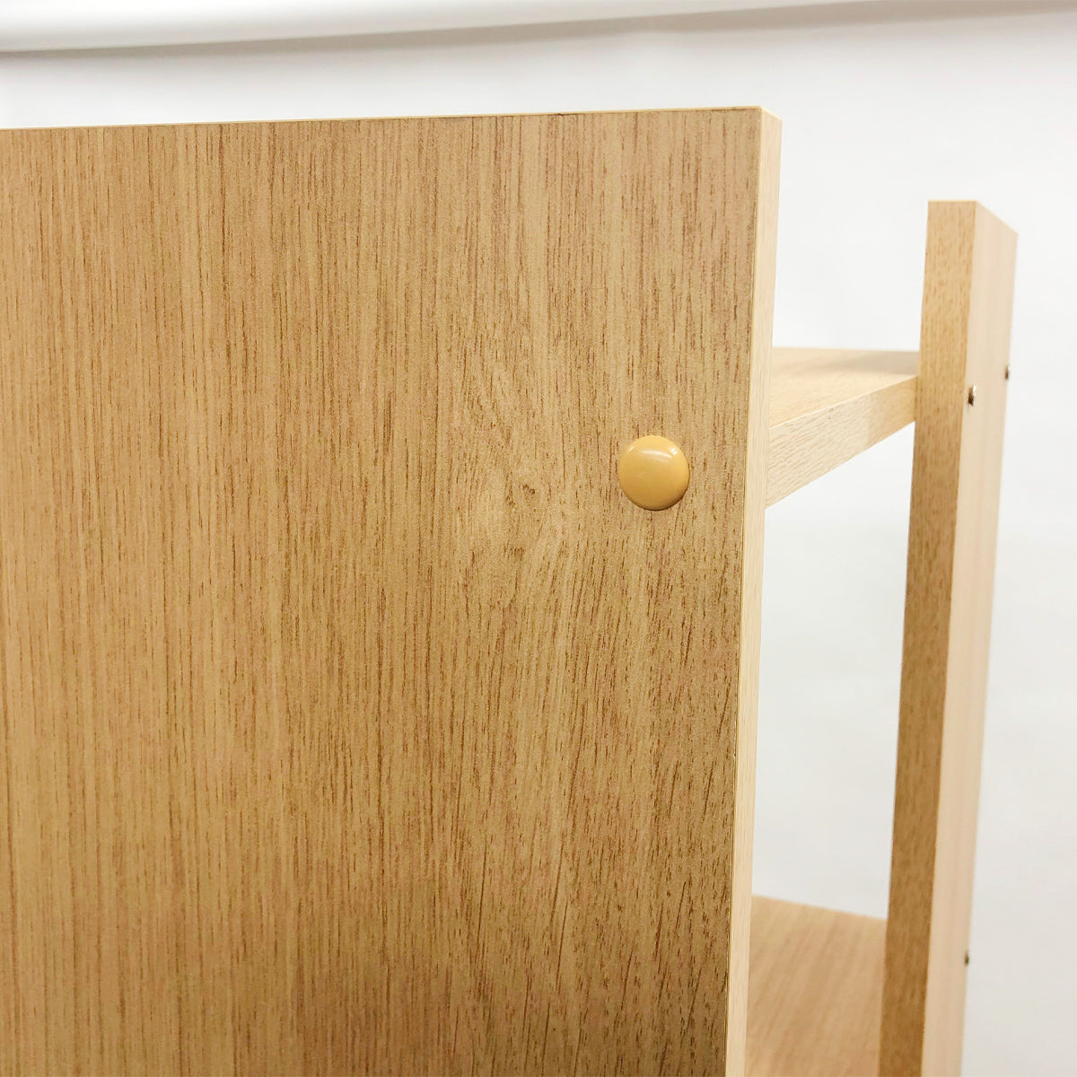 【細部に宿るこだわり】美しく仕上げられた木目と、目立たないネジ隠しで、統一感のある空間を演出します。