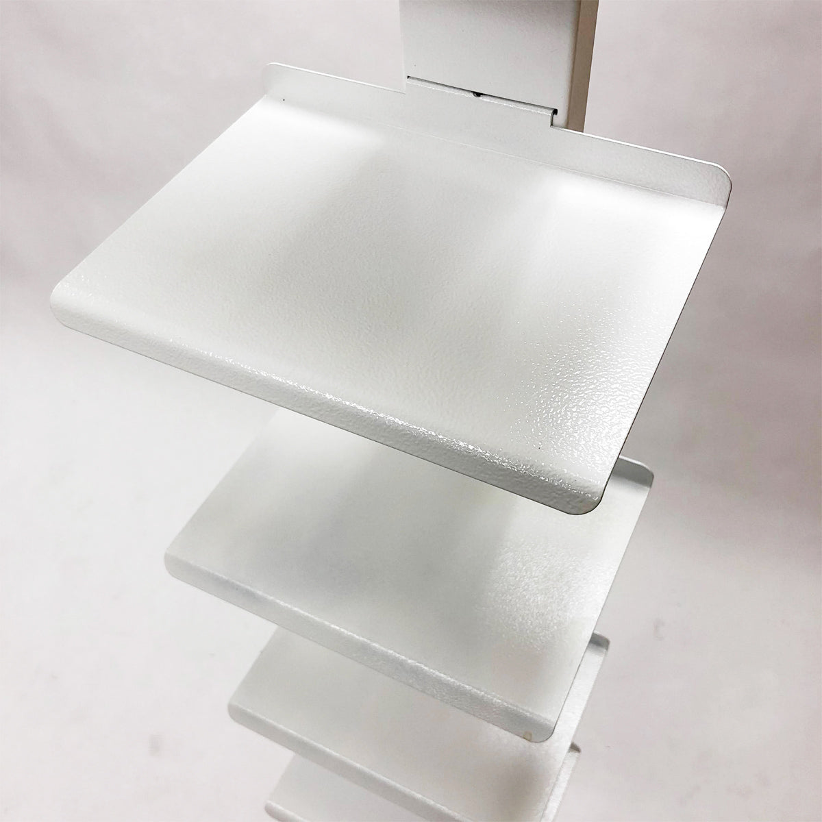 【美しい粉体塗装仕上げ】手触りの良いザラつき加工が、書籍や小物の滑り落ちを防止し、高級感を高めます。