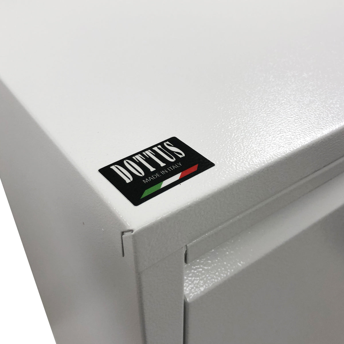 【信頼のイタリア製】「MADE IN ITALY」のロゴが示す通り、高い品質とデザイン性が保証されています。