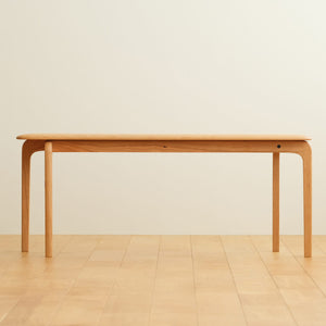 【計算された美しさの脚部】非対称に組まれた脚のバランスが、安定感とデザイン性を両立させています。