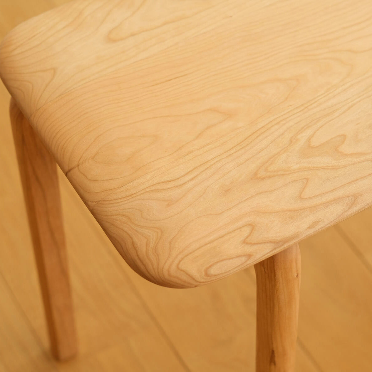 【匠の技が光る手触り】熟練の職人が何度も研磨し、天然オイルで仕上げた、思わず触れたくなる滑らかな質感です。