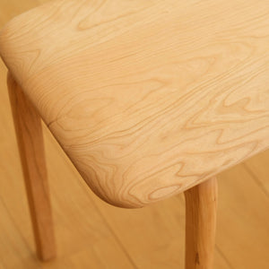 【匠の技が光る手触り】熟練の職人が何度も研磨し、天然オイルで仕上げた、思わず触れたくなる滑らかな質感です。