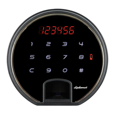 多機能なテンキー式+指紋認証式ロック（※）が標準装備されており、セキュリティ面でも充実した金庫です。