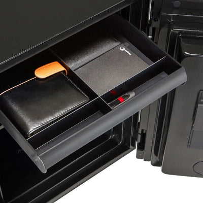 収納物を小分けするときに便利なトレイや可動式の棚も標準装備されています。