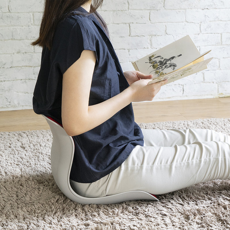 【床座りでも姿勢を美しく】リビングでのくつろぎ時間や読書タイムも、床に直接置いて座るだけで、背筋が自然と伸びて快適に過ごせます。