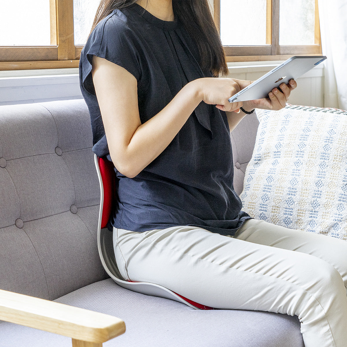 【いつものソファが快適空間に】ご自宅のソファや椅子に置くだけで、まるでオーダーメイドのようなフィット感で骨盤をサポートし、理想の座り姿勢へと導きます。