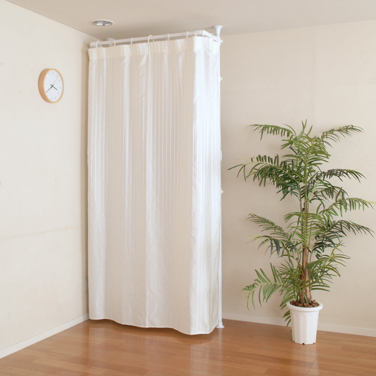 【サッと目隠し収納】急な来客時も安心、カーテンを閉じれば、お部屋がすっきり片付いた印象になります。