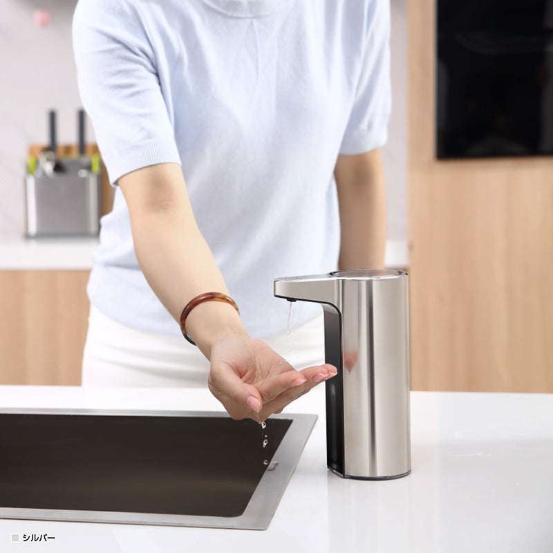 【触れずにクリーンな空間を】手をかざすだけの非接触センサーで、家族みんながいつでも清潔に使えます。