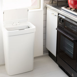 【ノンタッチで衛生的】手をかざすだけでフタが自動開閉するセンサー式で、料理中など手が汚れている時でも衛生的にゴミ捨てが可能です。