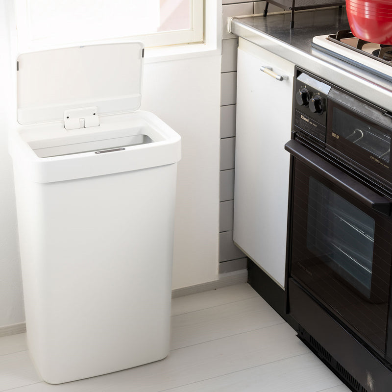 【ノンタッチで衛生的】手をかざすだけでフタが自動開閉するセンサー式で、料理中など手が汚れている時でも衛生的にゴミ捨てが可能です。