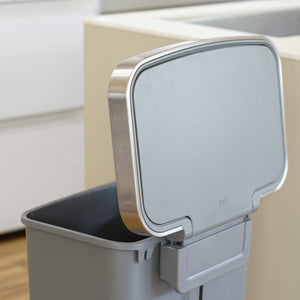 【静かに閉まるソフトクロージング】フタはゆっくりと静かに閉まるため、閉まる際の大きな音に悩まされることなく、快適にお使いいただけます。