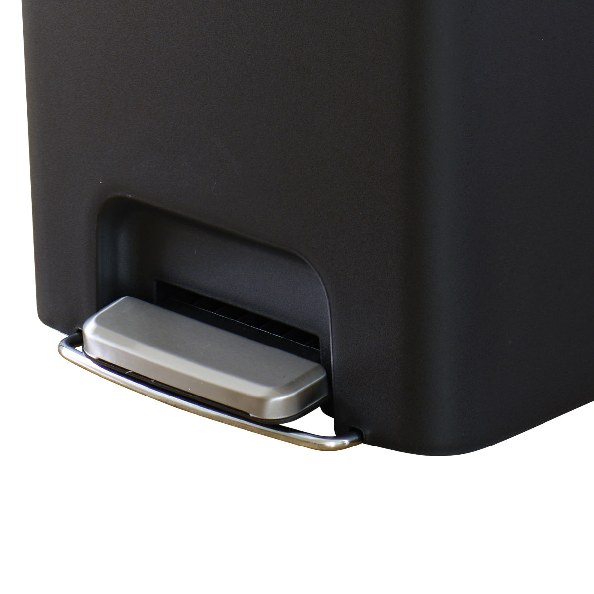 【両手がふさがっていても快適】足元のステップペダルを踏むだけでフタが開き、調理中など両手がふさがっている時でもスムーズにゴミが捨てられます。