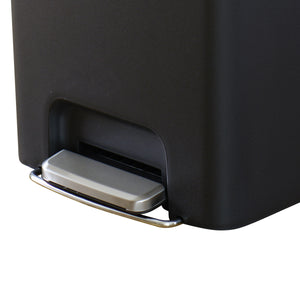 【両手がふさがっていても快適】足元のステップペダルを踏むだけでフタが開き、調理中など両手がふさがっている時でもスムーズにゴミが捨てられます。