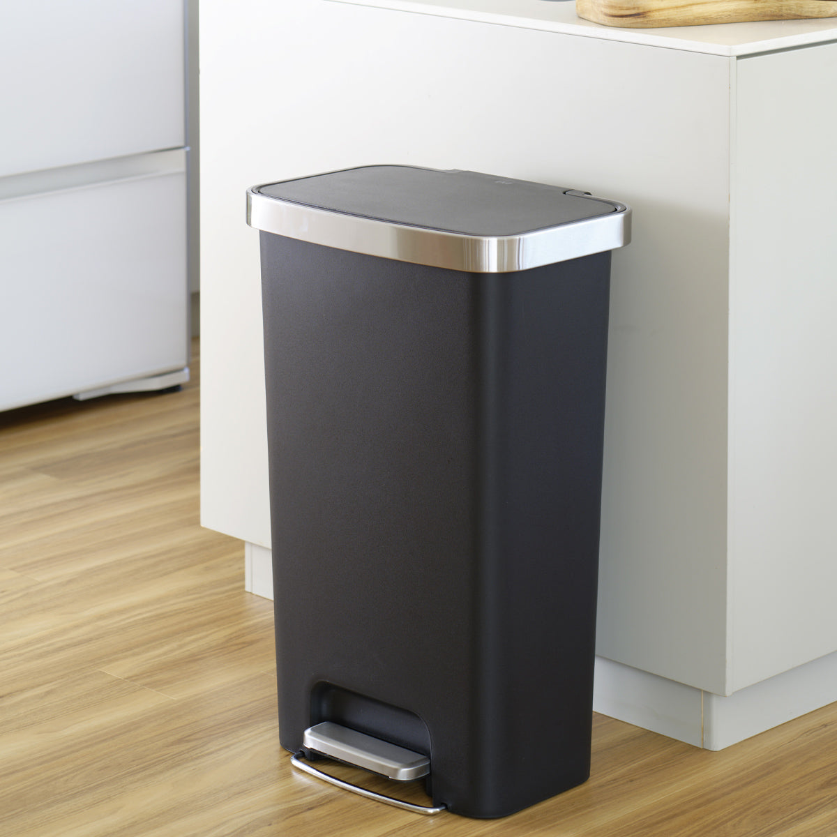 【シックなブラックデザイン】高級感漂うブラックが空間を引き締め、洗練された大人のキッチンを彩ります。