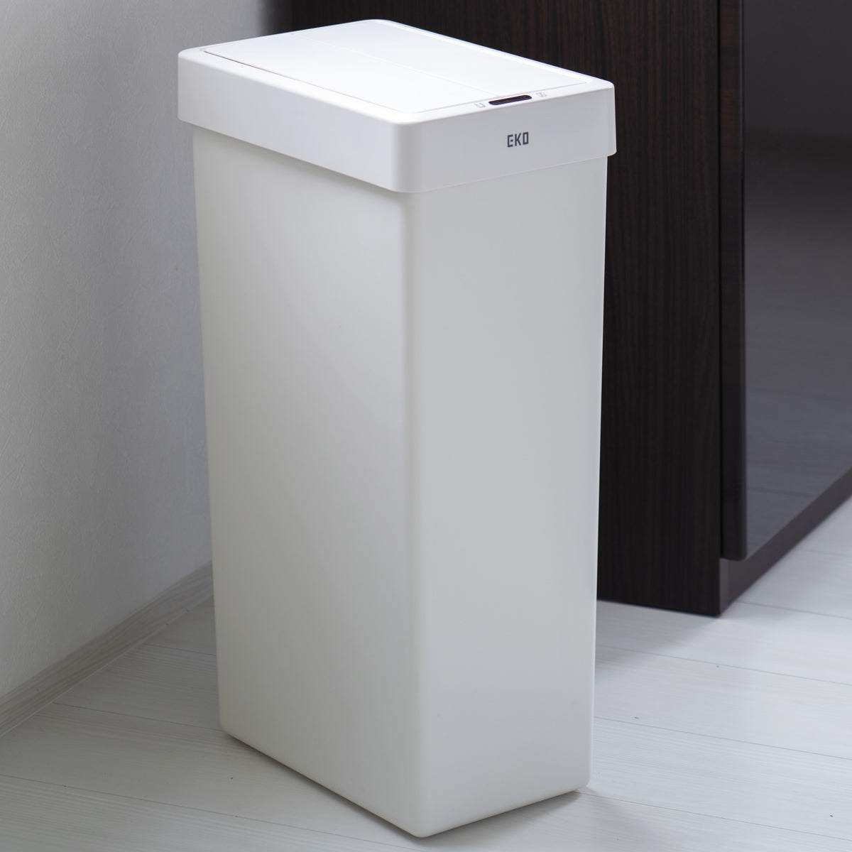 【清潔感あふれるホワイト】シンプルながらも存在感のあるデザインで、お部屋を明るく彩ります。